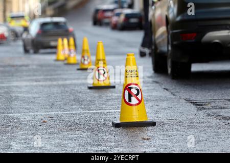 garda, keine Parkmöglichkeiten auf der Straße, County donegal, republik irland Stockfoto