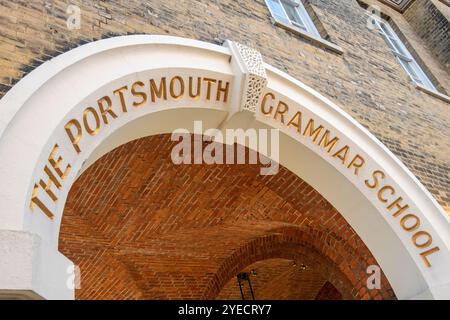 Portsmouth Gymnasialeingang mit Blattgold und Schultitel über dem Torbogen-Eingang an der High Street. Stockfoto