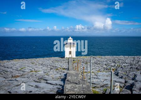 Der Black Head Lighthouse auf dem Burren in County Clare, Irland Stockfoto