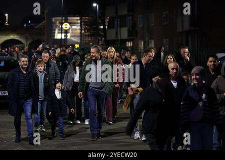 London, Großbritannien. 30. Oktober 2024. Die Fans laufen vor dem Carabao Cup-Spiel im Tottenham Hotspur Stadium in London in Richtung Boden. Der Bildnachweis sollte lauten: Kieran Cleeves/Sportimage Credit: Sportimage Ltd/Alamy Live News Stockfoto