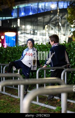 London, Großbritannien. 30. Oktober 2024. Tottenham-Fans vor dem Carabao Cup-Spiel im Tottenham Hotspur Stadium in London. Der Bildnachweis sollte lauten: Kieran Cleeves/Sportimage Credit: Sportimage Ltd/Alamy Live News Stockfoto