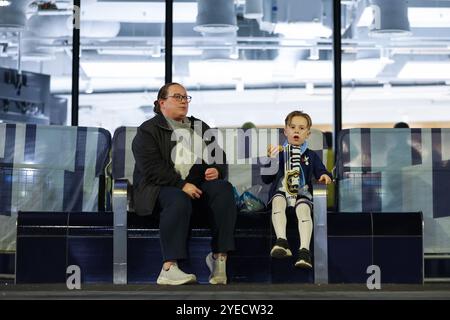 London, Großbritannien. 30. Oktober 2024. Tottenham-Fans vor dem Carabao Cup-Spiel im Tottenham Hotspur Stadium in London. Der Bildnachweis sollte lauten: Kieran Cleeves/Sportimage Credit: Sportimage Ltd/Alamy Live News Stockfoto