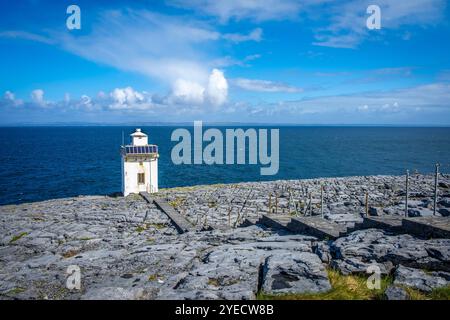 Der Black Head Lighthouse auf dem Burren in County Clare, Irland Stockfoto