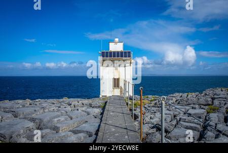 Der Black Head Lighthouse auf dem Burren in County Clare, Irland Stockfoto