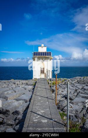 Der Black Head Lighthouse auf dem Burren in County Clare, Irland Stockfoto