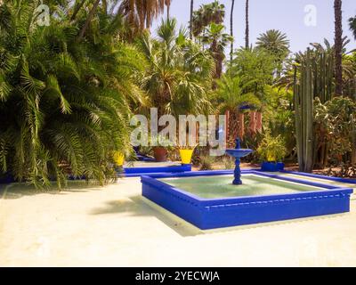 Majorelle Gartenbrunnen zwischen den Pflanzen Stockfoto