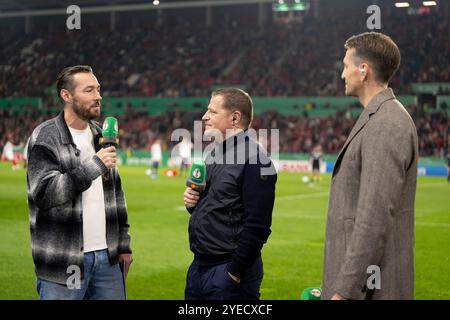 Mainz, Deutschland. 30. Oktober 2024. Fußball: DFB Cup, FSV Mainz 05 - Bayern München, 2. Runde, Mewa Arena. Max Eberl (M), Sportchef des FC Bayern München, im Interview mit ZDF-Moderator Sven Voss (l) und dem Experten Rene Adler. Hinweis: Torsten Silz/dpa - WICHTIGER HINWEIS: Gemäß den Vorschriften der DFL Deutschen Fußball-Liga und des DFB Deutschen Fußball-Bundes ist es verboten, im Stadion und/oder des Spiels aufgenommene Fotografien in Form von sequenziellen Bildern und/oder videoähnlichen Fotoserien zu verwenden oder zu verwenden./dpa/Alamy Live News Stockfoto