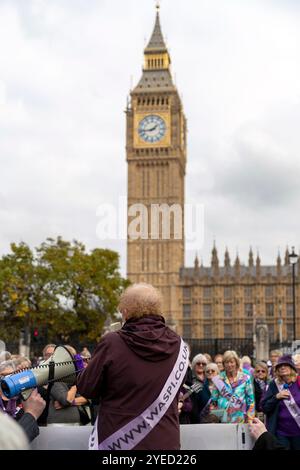 Parliament Square, Westminster, London, Großbritannien. Mittwoch, 30. Oktober 2024. Hunderte von Menschen kamen, um auf dem Parlamentsplatz zu demonstrieren, als Bundeskanzlerin Rachel Reeves die Haushaltsrede im Parlament hielt. WASPI (Women Against State Pension Ungleichheit) fordert die britische Regierung auf, eine faire und schnelle Entschädigung für alle Frauen zu vereinbaren, die von der mangelnden Benachrichtigung über die Erhöhung des Rentenalters (Rentengesetze 1995 und 2011) betroffen sind, um ihren finanziellen Verlusten, den anhaltenden Schäden an ihrer psychischen Gesundheit und ihrem Wohlbefinden und den zusätzlichen Auswirkungen Rechnung zu tragen. Stockfoto