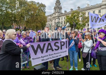 Parliament Square, Westminster, London, Großbritannien. Mittwoch, 30. Oktober 2024. Hunderte von Menschen kamen, um auf dem Parlamentsplatz zu demonstrieren, als Bundeskanzlerin Rachel Reeves die Haushaltsrede im Parlament hielt. WASPI (Women Against State Pension Ungleichheit) fordert die britische Regierung auf, eine faire und schnelle Entschädigung für alle Frauen zu vereinbaren, die von der mangelnden Benachrichtigung über die Erhöhung des Rentenalters (Rentengesetze 1995 und 2011) betroffen sind, um ihren finanziellen Verlusten, den anhaltenden Schäden an ihrer psychischen Gesundheit und ihrem Wohlbefinden und den zusätzlichen Auswirkungen Rechnung zu tragen. Stockfoto