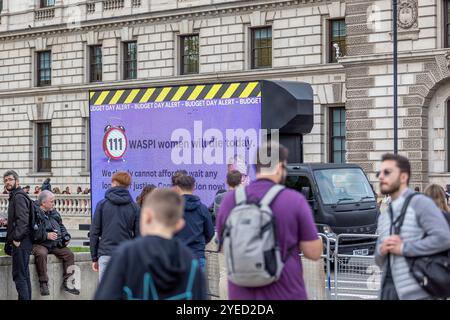 Parliament Square, Westminster, London, Großbritannien. Mittwoch, 30. Oktober 2024. Hunderte von Menschen kamen, um auf dem Parlamentsplatz zu demonstrieren, als Bundeskanzlerin Rachel Reeves die Haushaltsrede im Parlament hielt. WASPI (Women Against State Pension Ungleichheit) fordert die britische Regierung auf, eine faire und schnelle Entschädigung für alle Frauen zu vereinbaren, die von der mangelnden Benachrichtigung über die Erhöhung des Rentenalters (Rentengesetze 1995 und 2011) betroffen sind, um ihren finanziellen Verlusten, den anhaltenden Schäden an ihrer psychischen Gesundheit und ihrem Wohlbefinden und den zusätzlichen Auswirkungen Rechnung zu tragen. Stockfoto