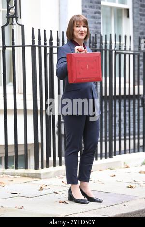 London, Großbritannien. 30. Oktober 2024. Rachel Reeves, britische Finanzkanzlerin, vor der Downing Street 11, bevor sie am 30. Oktober 2024 ihr Budget dem Parlament in London vorlegte. CAP/GOL © GOL/Capital Pictures Credit: Capital Pictures/Alamy Live News Stockfoto