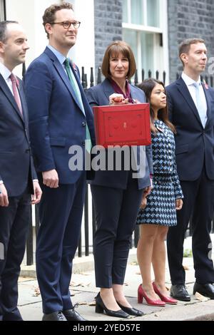 London, Großbritannien. 30. Oktober 2024. Die Finanzkanzlerin Rachel Reeves (4. L), die die rote Budget Box hält, posiert mit Mitgliedern ihres Schatzteams vor der Downing Street 11 vor der Vorlage ihres Haushalts am 30. Oktober 2024 in London, Großbritannien, mit dem Finanzminister James Murray (2. L), dem Finanzminister Darren Jones (3. L), dem Finanzminister Tulip Siddiq (2. R) und dem Finanzminister Spencer Livermore (R). CAP/GOL © GOL/Capital Pictures Credit: Capital Pictures/Alamy Live News Stockfoto