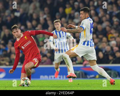 Brighton, Großbritannien. September 2024. Brighton, England - Oktober 30: Liverpool-Spieler Tyler Morton (links) unter Druck von Brighton & Hove Albions Jakub Moder (rechts) während des Carabao Cup 2024/25-Spiels zwischen Brighton & Hove Albion FC und Liverpool FC im Amex Stadium am 30. Oktober 2024 in Brighton, England. (David Horton/SPP) Credit: SPP Sport Press Photo. /Alamy Live News Stockfoto