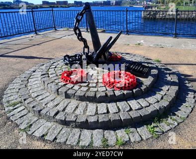 Memorial to Seamen Lost at Sea with Mohnkränze, Old Barry Dock Area, Barry, South Wales, UK. Vom Oktober 2024 Stockfoto