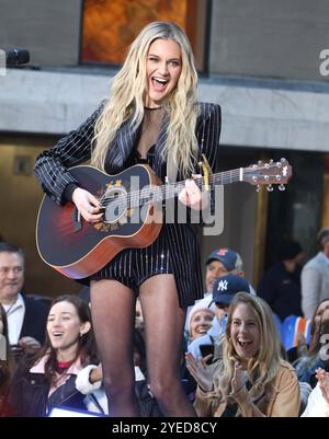 25. Oktober 2024, New York, New York, USA: Country-Sängerin KELSEA BALLERINI in der Today-Show am Rockefeller Plaza. Der Country-Popstar wird eine ausverkaufte Plattenveröffentlichungsparty im New Yorker Madison Square Garden am 29. Oktober für ihr neues Album Patterns spielen, das heute veröffentlicht wurde. (Kreditbild: © Nancy Kaszerman/ZUMA Press Wire) NUR REDAKTIONELLE VERWENDUNG! Nicht für kommerzielle ZWECKE! Stockfoto