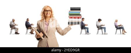 Lehrer, der Bücher hält und Erwachsene Schüler in einer Reihe hinter sich sitzen, isoliert auf weißem Hintergrund Stockfoto