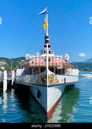 Vintage-Raddampfer an einem Pier in Lucern Schweiz an einem sonnigen Tag angedockt Stockfoto