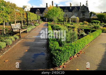 Cowbridge Physic Garden und Blick auf die Old Grammar School, Cowbridge, Vale of Glamorgan, South Wales, Großbritannien. Oktober 2024. Herbst Stockfoto