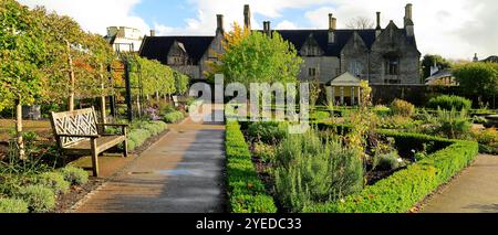 Cowbridge Physic Garden und Blick auf die Old Grammar School, Cowbridge, Vale of Glamorgan, South Wales, Großbritannien. Oktober 2024. Herbst Stockfoto