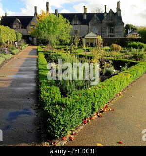 Cowbridge Physic Garden und Blick auf die Old Grammar School, Cowbridge, Vale of Glamorgan, South Wales, Großbritannien. Oktober 2024. Herbst Stockfoto