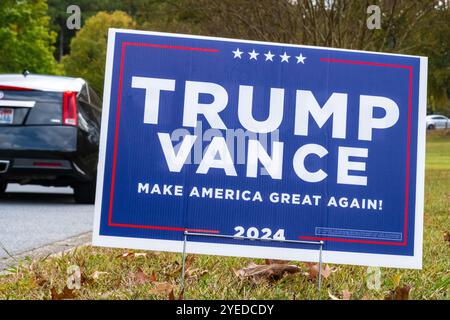 Frühe Wähler in Metro Atlanta, Georgia, passieren ein Trump-Vance 2024-Meter-Schild entlang der Zufahrt zur Wahlstation Gwinnett County. (USA) Stockfoto