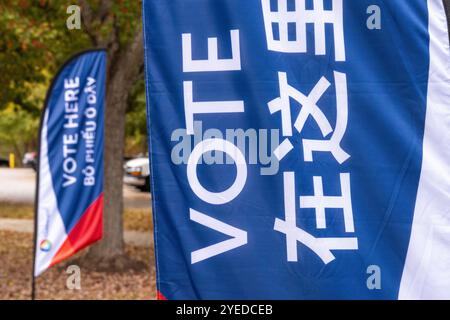 Mehrsprachige „Vote here“-Banner in einer Wahlstation in Metro Atlanta, Georgia, während der frühen Wahl für die US-Präsidentschaftswahlen 2024. (USA) Stockfoto