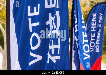 Mehrsprachige „Vote here“-Banner in einer Wahlstation in Metro Atlanta, Georgia, während der frühen Wahl für die US-Präsidentschaftswahlen 2024. (USA) Stockfoto