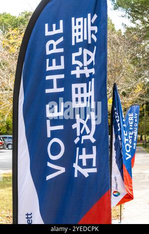 Mehrsprachige „Vote here“-Banner in einer Wahlstation in Metro Atlanta, Georgia, während der frühen Wahl für die US-Präsidentschaftswahlen 2024. (USA) Stockfoto