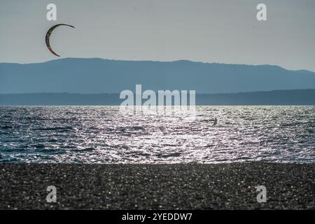 Brac, Kroatien. 30. Oktober 2024. Touristen werden am 30. Oktober 2024 am Strand Zlatni Rat (Goldenes Horn) in der Nähe von Bol auf der kroatischen Adria-Insel Brac gesehen, etwa 60 km von Split entfernt. Foto: Zvonimir Barisin/PIXSELL Credit: Pixsell/Alamy Live News Stockfoto