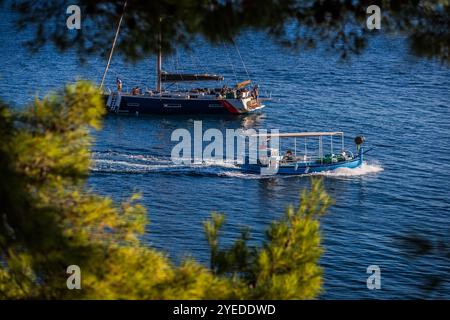 Brac, Kroatien. 30. Oktober 2024. Touristen werden am 30. Oktober 2024 am Strand Zlatni Rat (Goldenes Horn) in der Nähe von Bol auf der kroatischen Adria-Insel Brac gesehen, etwa 60 km von Split entfernt. Foto: Zvonimir Barisin/PIXSELL Credit: Pixsell/Alamy Live News Stockfoto