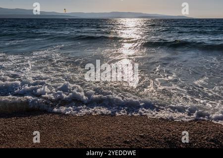 Brac, Kroatien. 30. Oktober 2024. Touristen werden am 30. Oktober 2024 am Strand Zlatni Rat (Goldenes Horn) in der Nähe von Bol auf der kroatischen Adria-Insel Brac gesehen, etwa 60 km von Split entfernt. Foto: Zvonimir Barisin/PIXSELL Credit: Pixsell/Alamy Live News Stockfoto