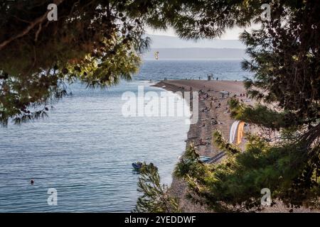 Brac, Kroatien. 30. Oktober 2024. Touristen werden am 30. Oktober 2024 am Strand Zlatni Rat (Goldenes Horn) in der Nähe von Bol auf der kroatischen Adria-Insel Brac gesehen, etwa 60 km von Split entfernt. Foto: Zvonimir Barisin/PIXSELL Credit: Pixsell/Alamy Live News Stockfoto