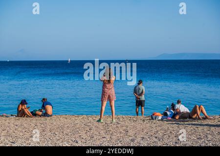 Brac, Kroatien. 30. Oktober 2024. Touristen werden am 30. Oktober 2024 am Strand Zlatni Rat (Goldenes Horn) in der Nähe von Bol auf der kroatischen Adria-Insel Brac gesehen, etwa 60 km von Split entfernt. Foto: Zvonimir Barisin/PIXSELL Credit: Pixsell/Alamy Live News Stockfoto