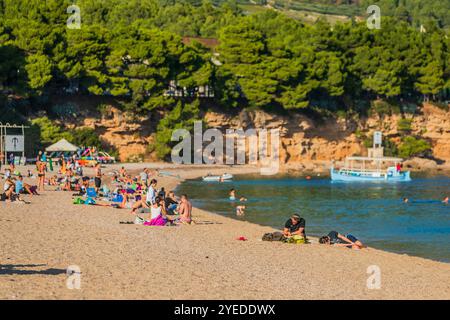 Brac, Kroatien. 30. Oktober 2024. Touristen werden am 30. Oktober 2024 am Strand Zlatni Rat (Goldenes Horn) in der Nähe von Bol auf der kroatischen Adria-Insel Brac gesehen, etwa 60 km von Split entfernt. Foto: Zvonimir Barisin/PIXSELL Credit: Pixsell/Alamy Live News Stockfoto