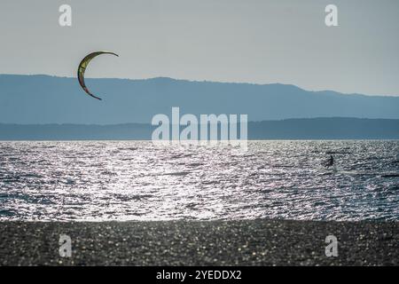 Brac, Kroatien. 30. Oktober 2024. Touristen werden am 30. Oktober 2024 am Strand Zlatni Rat (Goldenes Horn) in der Nähe von Bol auf der kroatischen Adria-Insel Brac gesehen, etwa 60 km von Split entfernt. Foto: Zvonimir Barisin/PIXSELL Credit: Pixsell/Alamy Live News Stockfoto