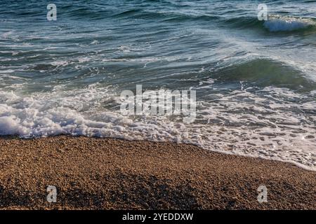 Brac, Kroatien. 30. Oktober 2024. Touristen werden am 30. Oktober 2024 am Strand Zlatni Rat (Goldenes Horn) in der Nähe von Bol auf der kroatischen Adria-Insel Brac gesehen, etwa 60 km von Split entfernt. Foto: Zvonimir Barisin/PIXSELL Credit: Pixsell/Alamy Live News Stockfoto