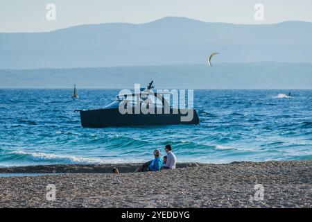 Brac, Kroatien. 30. Oktober 2024. Touristen werden am 30. Oktober 2024 am Strand Zlatni Rat (Goldenes Horn) in der Nähe von Bol auf der kroatischen Adria-Insel Brac gesehen, etwa 60 km von Split entfernt. Foto: Zvonimir Barisin/PIXSELL Credit: Pixsell/Alamy Live News Stockfoto