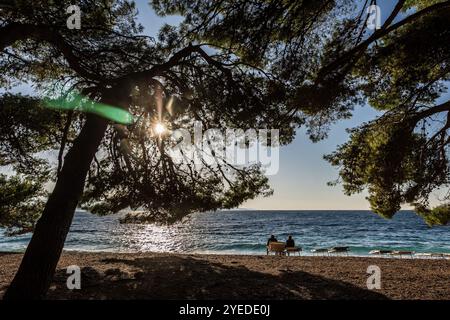 Brac, Kroatien. 30. Oktober 2024. Touristen werden am 30. Oktober 2024 am Strand Zlatni Rat (Goldenes Horn) in der Nähe von Bol auf der kroatischen Adria-Insel Brac gesehen, etwa 60 km von Split entfernt. Foto: Zvonimir Barisin/PIXSELL Credit: Pixsell/Alamy Live News Stockfoto