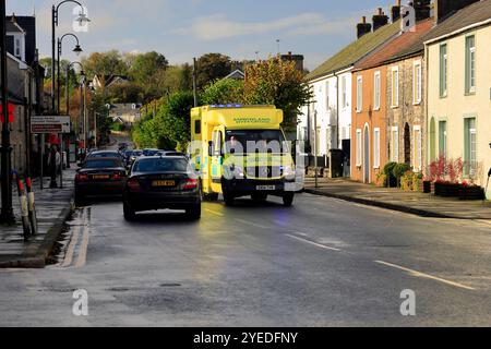 Krankenwagen, der die High Street hinunter fährt, Cowbridge, Vale of Glamorgan, South Wales, Großbritannien. Oktober 2024. Herbst Stockfoto