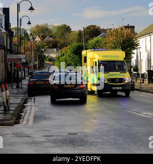 Krankenwagen, der die High Street hinunter fährt, Cowbridge, Vale of Glamorgan, South Wales, Großbritannien. Oktober 2024. Herbst Stockfoto