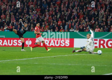 Leroy Sane (FC Bayern München) trifft zum 0:3, FSV Mainz 05 gegen FC Bayern München, Fussball, DFB Pokal, Saison 2024/2025, 30.10.2024 Foto: Eibner-Pressefoto/Alexander Neis Stockfoto