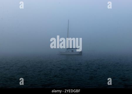 Segelschiff im Nebel Stockfoto