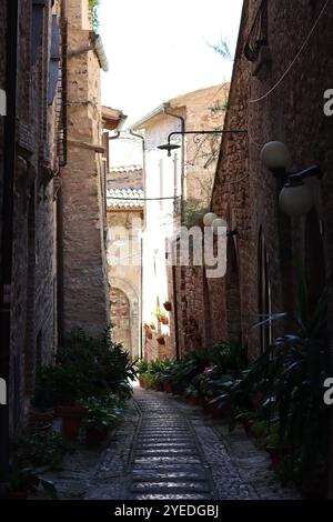 Blick auf eine enge Seitenstraße in einer Altstadt Stockfoto