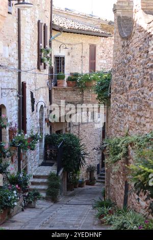 Blick auf eine enge Seitenstraße in einer Altstadt Stockfoto