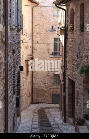 Blick auf eine enge Seitenstraße in einer Altstadt Stockfoto