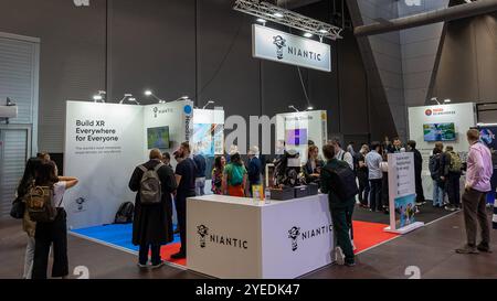 AWE EU 2024: Europas führende Messe für Augmented Reality und immersive Technologien, Wien, 29.-30.10.2024 der Niantic-Stand auf der AWE EU 2024 in Wien präsentiert die Vision des Unternehmens für Spatial Computing, darunter eine 3D-Weltkarte und Tools zur Erstellung von AR-Erlebnissen. Besucher können Niantic Studio, Scaniverse 4,0, Hello Dot auf der Meta Quest 3 und die neuen Snap Spectacles mit einem exklusiven Peridot Beyond-Erlebnis erleben. Die Snap Spectacles werden dabei erstmals außerhalb der USA öffentlich vorgeführt. Wien Donaustadt Wien Österreich *** AWE EU 2024 Europa führende tr Stockfoto