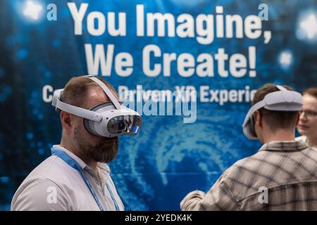 AWE EU 2024: Europas führende Messe für Augmented Reality und immersive Technologien, Wien, 29.-30.10.2024 zwei Teilnehmer der AWE EU 2024 in Wien tragen VR-Headsets und testen immersive XR-Anwendungen Extended Reality vor einem Banner mit der Aufschrift You Imagine, We Create. Die Veranstaltung bietet Einblicke in innovative und datenbasierte XR-Erlebnisse und zeigt die Fortschritte in der Virtual Reality und Augmented Reality. Wien Donaustadt Wien Österreich *** AWE EU 2024 Europes Leitmesse für Augmented Reality und immersive Technologien, Wien, 29 30 10 2024 zwei Teilnehmer auf der Konferenz Stockfoto