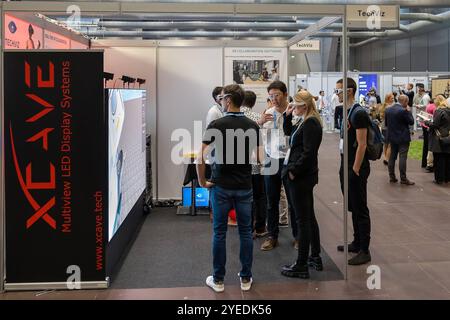 AWE EU 2024: Europas führende Messe für Augmented Reality und immersive Technologien, Wien, 29.-30.10.2024 der Stand von TechViz auf der AWE EU 2024 in Wien zeigt ein Multiview LED Display System von Xcave, das zur visuellen Darstellung von 3D-Inhalten genutzt wird. 3D-Brillen und erleben Sie die immersive Darstellung interaktiver Inhalte. Ein Bildschirm zeigt ein Beispiel für die XR Collaboration Software, die zur Zusammenarbeit in virtuellen Räumen dient. Wien Donaustadt Wien Österreich *** AWE EU 2024 Europes Leitmesse für Augmented Reality und immersive Technol Stockfoto