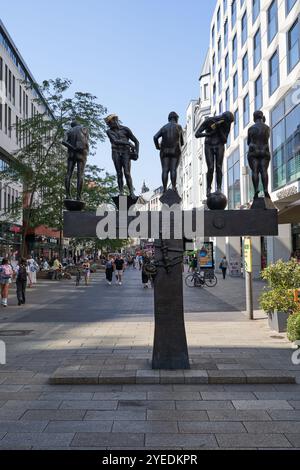 Leipzig, Deutschland - 2. September 2024 - Blick auf die Grimmaische Straße mit der unzeitgemäßen Statue der Zeitgenossen Stockfoto