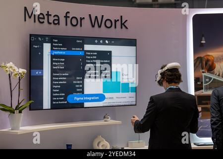 AWE EU 2024: Europas führende Messe für Augmented Reality und immersive Technologien, Wien, 29.-30.10.2024 der Meta for Work-Stand auf der AWE EU 2024 in Wien präsentiert Virtual-Reality-Lösungen für den professionellen Einsatz. Ein Besucher nutzt ein VR-Headset und Controller, um mit einer in VR integrierte Benutzeroberfläche zu interagieren, die unter anderem die Figma-Integration zeigt. Wien Donaustadt Wien Österreich *** AWE EU 2024 Europes Leitmesse für Augmented Reality und immersive Technologien, Wien, 29 30 10 2024 der Meta für Arbeit Stand auf der AWE EU 2024 in Wien präsentiert V Stockfoto